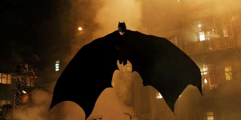   Betmens filmā ir draudīga klātbūtne, it īpaši, kad viņš paceļas gaisā