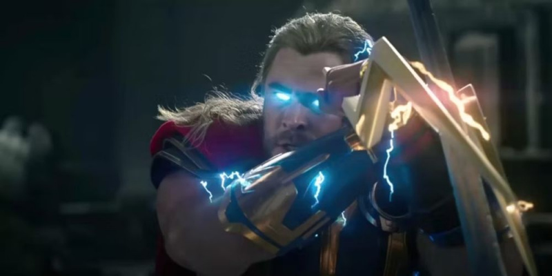   Thor lluitant contra Gorr amb Zeus' thunderbolt in Thor: Love and Thunder movie
