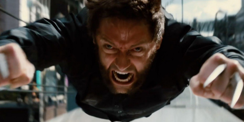   Wolverine vecht tegen vijanden bovenop een kogeltrein in The Wolverine