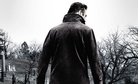Liam Neeson sétál a „Séta a sírkövek között” című előzetesben