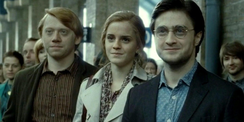   Harry Ron i Hermiona ispraćaju svoju djecu u Harryju Potteru i relikvijama smrti, 2. dijelu