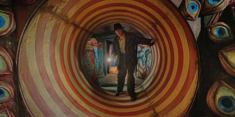   डेल टोरो's Nightmare Alley features great set design, like this macabre tunnel