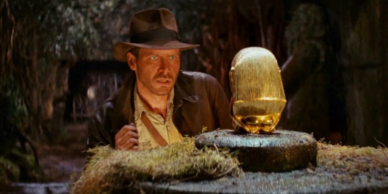  Indiana Jones เอื้อมมือไปหารูปปั้นทองคำ