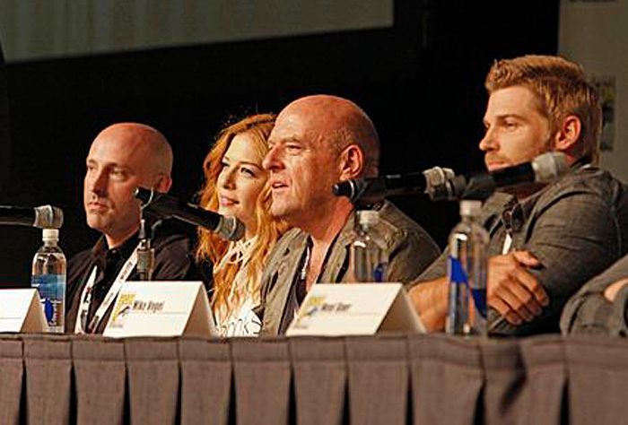SDCC | 'Under the Dome' Fans Place Cast, Kreator Di Bawah Mikroskop