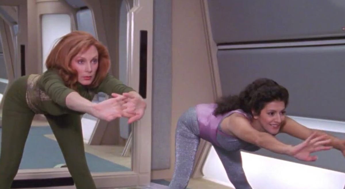 Zvaigžņu pārgājiens: nākamā paaudze - kāpēc Deanna Troi nevalkā formas tērpu?