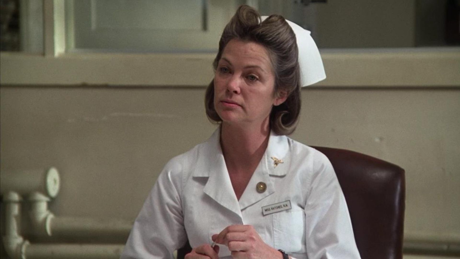 Como o retrato de Ratched da enfermeira icônica se compara a uma que voou sobre o ninho do cuco