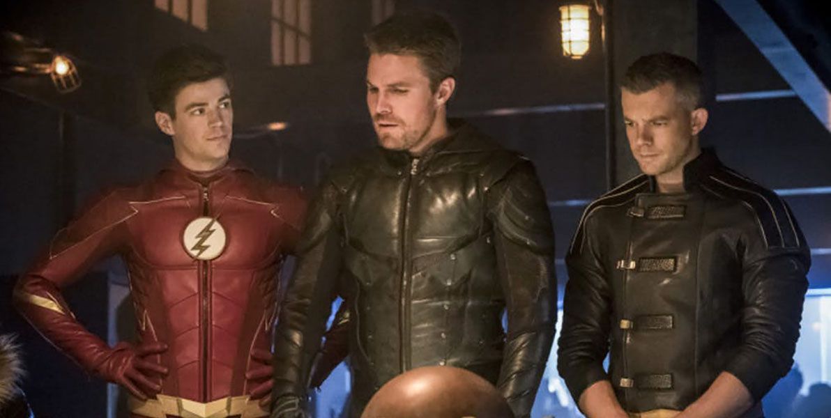 Arrow's Amell Compares Crisis on Earth-X Crossover til Super Bowl