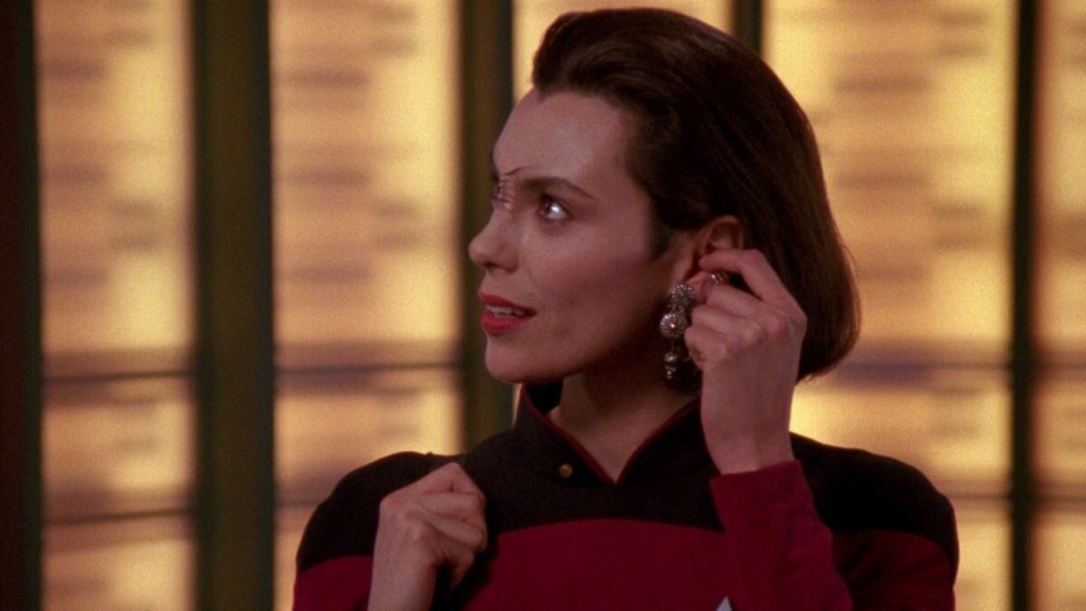 Star Trek: Mengapa Ensign Ro TIDAK berada di Ruang Dalam Sembilan