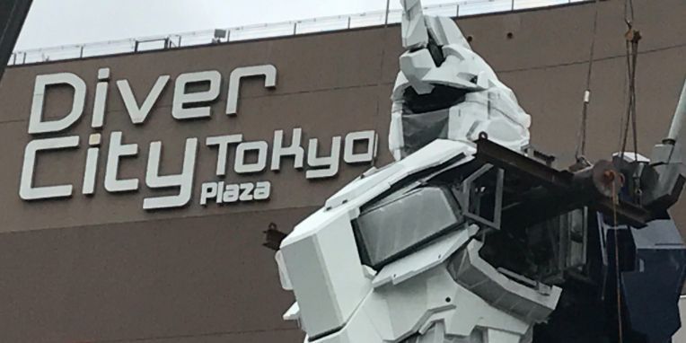 Uma estátua em tamanho real do novo Unicórnio Gundam fica de guarda em Tóquio