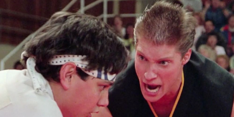   Mike Barnes huutaa Daniel LaRussolle Karate Kid Part III -elokuvassa