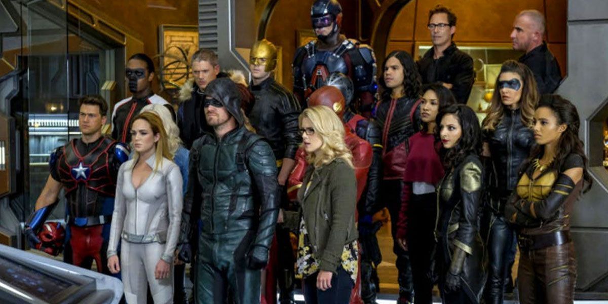 Arrowverse's Crisis on Earth-X Crossover slipper løs Epic Extended Trailer
